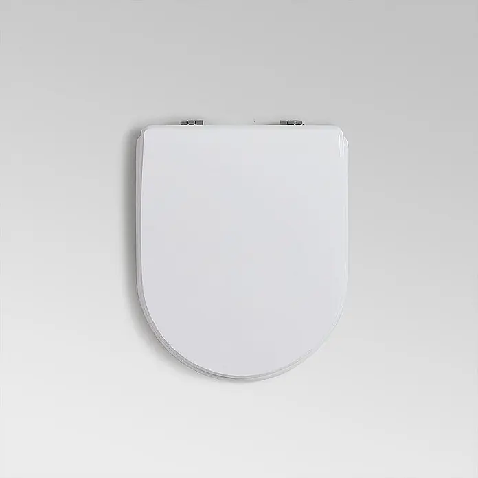 Kiamami Valentina WC-Sitz - Weiß - Geschlossener weißer D-förmiger Toilettensitz, Draufsicht.