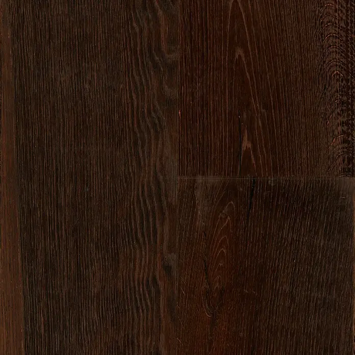 Parkettmuster Eiche Julia - 280 x 160 x 15 mm, Landhausdiele - Detailaufnahme eines dunklen Holzbodenbelags, der eine satte, tiefe Farbe und eine markante Holzmaserung aufweist.