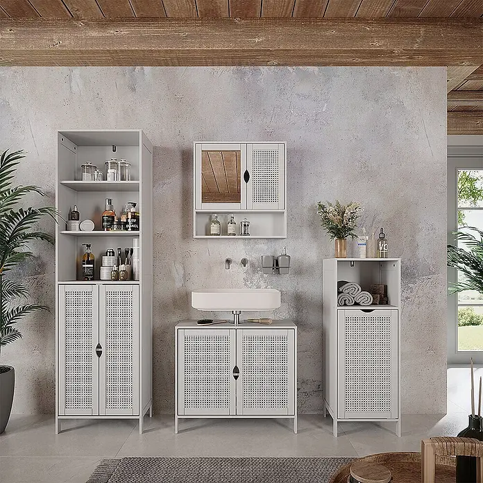 Vicco Badmöbel-Set - Weiß, Sonstiges - Weißes Badmöbel-Set mit Lochtüren, bestehend aus Hochschrank, Waschtisch, Wandschrank und Unterschrank, in einem rustikalen Bad.