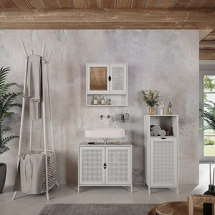 Vicco Badmöbel-Set - Weiß, Sonstiges - Weißes Badmöbelset mit perforierten Rattan-Türen, bestehend aus Waschtisch, Spiegelschrank und hohem Stauraumschrank, in einem modernen Badezimmer.