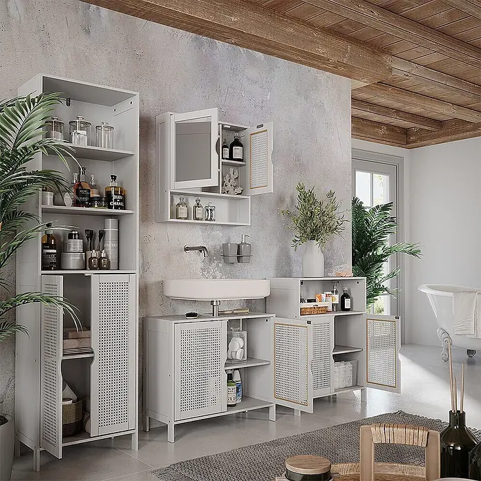 Vicco Badmöbel-Set - Weiß, Sonstiges - Helle Badmöbelgarnitur mit perforierten Türen, hohen Regalen und einem Waschbeckenunterschrank, bestückt mit Toilettenartikeln.