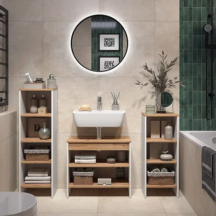 Vicco Badmöbel-Set - Weiß, Matt - Weiße und Holz-Badezimmerregale bieten Stauraum um ein Waschbecken und neben einer Badewanne.