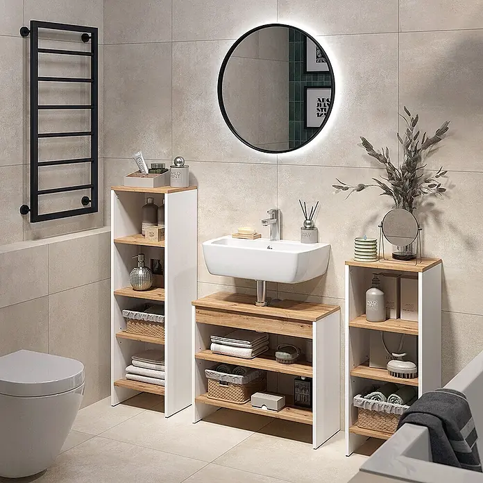Vicco Badmöbel-Set - Weiß, Matt - Modernes Badezimmer mit weißen und Holz-Regalschränken, wandmontiertem Waschbecken, schwarzem Handtuchhalter und rundem Spiegel.