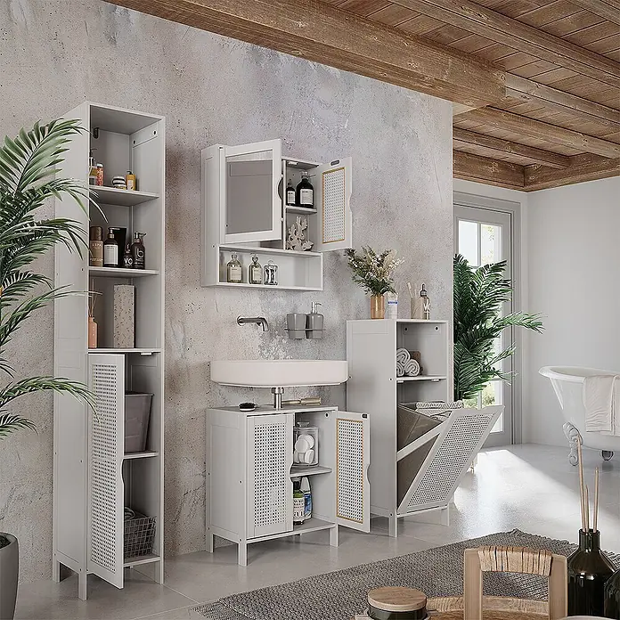Vicco Badmöbel-Set - Weiß, Sonstiges - Weiße Badezimmerschränke mit perforierten Details, darunter Hochschrank, Waschtischunterschrank, Wandschrank und Wäschekorb, in einem modernen Bad.