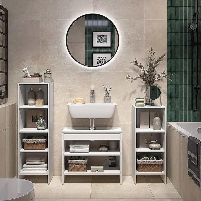 Vicco Badmöbel-Set - Weiß, Matt - Weiße Badezimmerschränke und ein Waschbeckenunterschrank in einem modernen Bad.