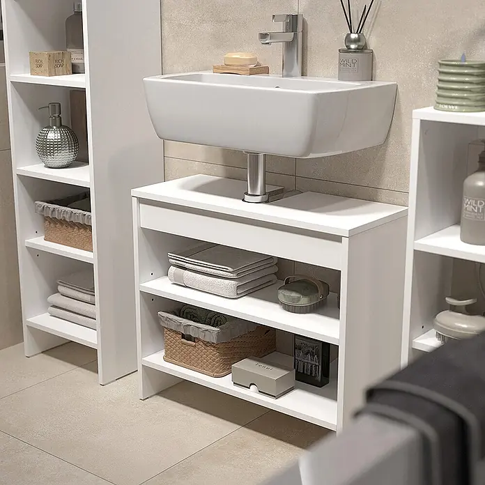 Vicco Badmöbel-Set - Weiß, Matt - Weißer Badezimmerschrank mit offenen Regalen unter einem weißen, rechteckigen Waschbecken im modernen Bad.