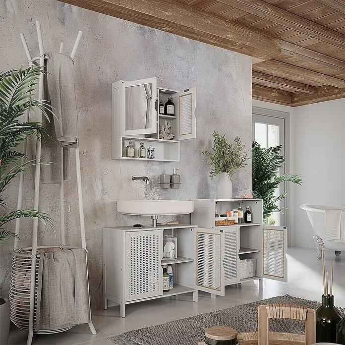 Vicco Badmöbel-Set - Weiß, Sonstiges - Weißer Waschtisch mit Waschbecken, Wandschrank und Aufbewahrungseinheit, alle mit gelochten Rattan-Türen, in einem modernen Badezimmer.