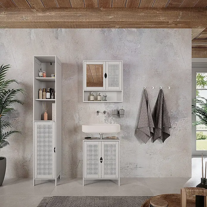 Vicco Badmöbel-Set - Weiß, Sonstiges - Weißes Badmöbelset mit perforierten Türen, bestehend aus Hochschrank, Spiegelschrank und Waschtischunterschrank, in einem modernen Badezimmer.