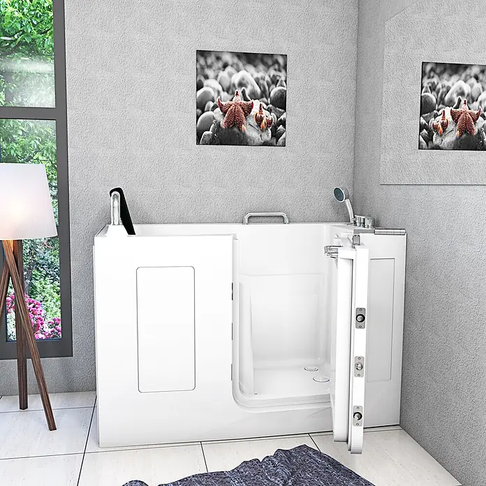 AcquaVapore Badewanne Fertigdusche S07-C-R - 140 x 76 cm, Acryl, Weiß - Weiße begehbare Badewanne mit offener Tür in einem modernen Badezimmer mit Fenster und Wandbild.
