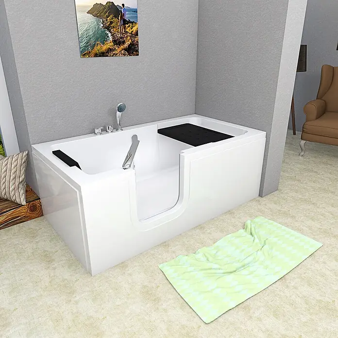 AcquaVapore Badewanne Fertigdusche S15-EH-L - Acryl - Weißer begehbarer Badewanne mit niedriger Einstiegstür und schwarzem integriertem Sitz, in einem Raum mit strukturierter Wand und Teppich.