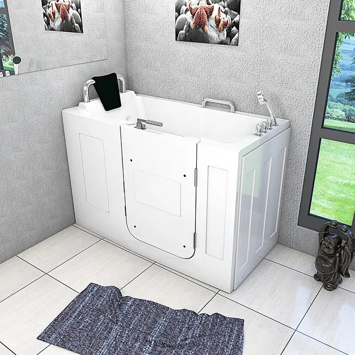AcquaVapore Badewanne Fertigdusche S07-TH-A-R - Acryl, Weiß - Weiße barrierefreie Badewanne mit Seitentür, Chromarmaturen, Haltegriffen und Handbrause in einem Badezimmer.