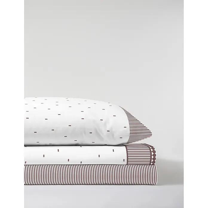 Juego de sábanas Kabely Panda - L x An: 190 x 140 cm, 50 % Algodón - 50 % Poliéster, Burdeos, 3 pzs. - Juego de ropa de cama doblada: una almohada blanca y dos sábanas con estampados de puntos, rayas y geométricos en color burdeos, apilados.