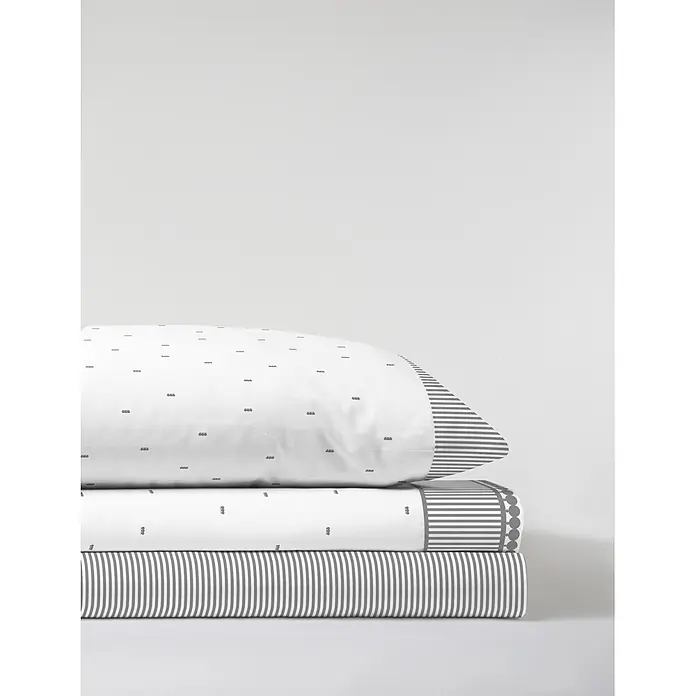 Juego de sábanas Kabely Panda - L x An: 190 x 90 cm, 50 % Algodón - 50 % Poliéster, Gris, 3 pzs. - Juego de ropa de cama blanco plegado con patrones grises de guiones, rayas y círculos.