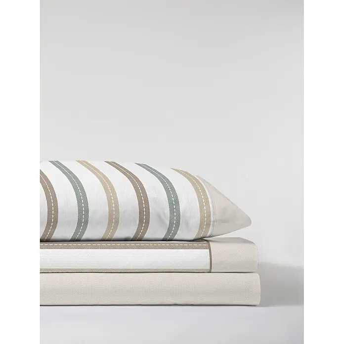 Juego de sábanas Pasata Lionel - L x An: 190 x 90 cm, 50 % Algodón - 50 % Poliéster, Lino, 3 pzs. - Ropa de cama apilada: Almohada a rayas blancas, beiges y verdes con detalles cosidos, sobre dos sábanas beige claro texturizadas.