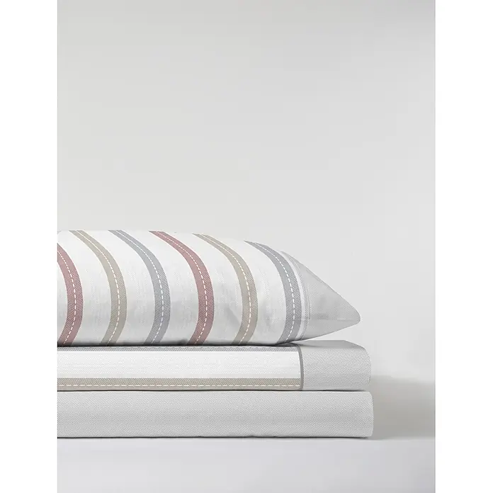 Juego de sábanas Pasata Lionel - L x An: 190 x 90 cm, 50 % Algodón - 50 % Poliéster, Gris, 3 pzs. - Pila de ropa de cama blanca, con almohada a rayas rojas, beige y grises y dos sábanas plegadas con patrones sutiles.