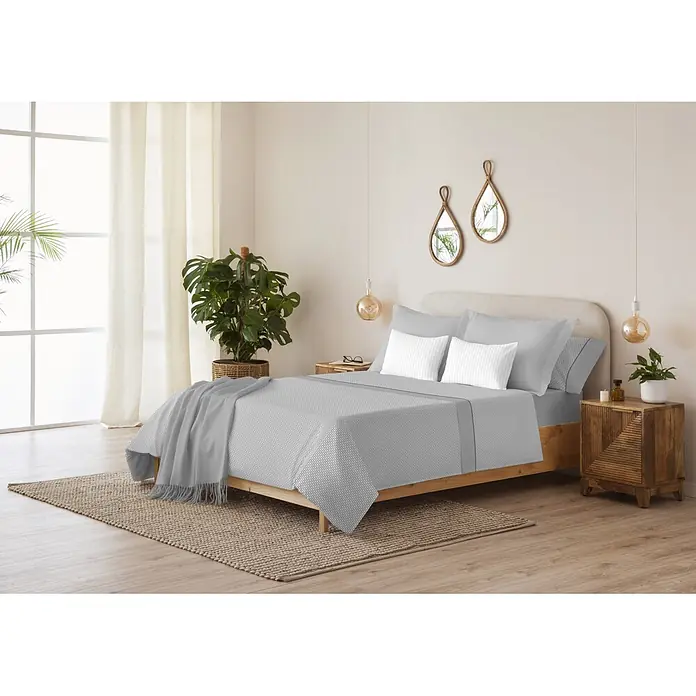Juego de sábanas Serena Iker - L x An: 190 x 135 cm, 50 % Algodón - 50 % Poliéster, Gris, 3 pzs. - Juego de ropa de cama gris y blanco con colcha estampada y manta sobre una cama en un dormitorio.