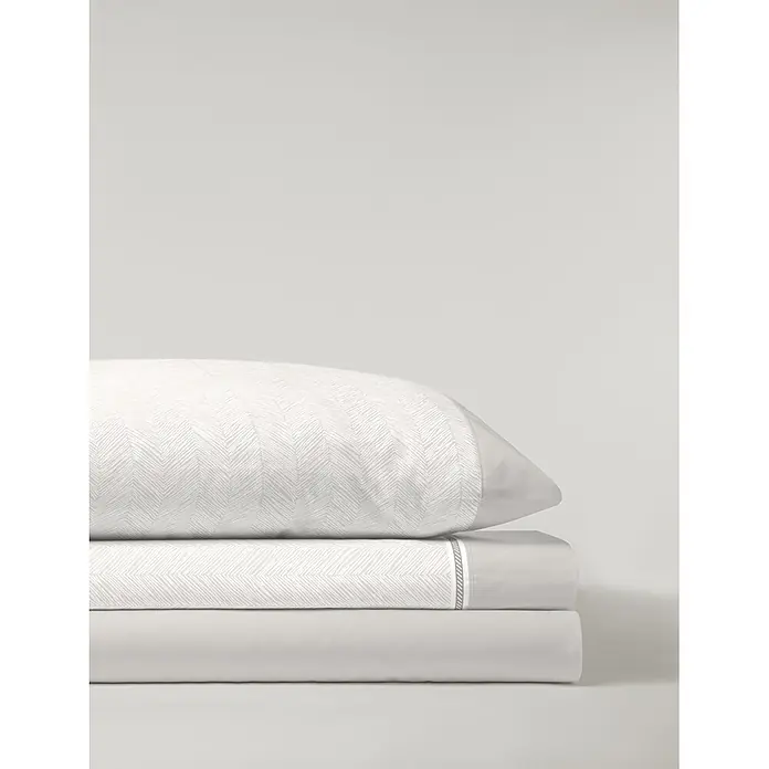 Juego de sábanas Pasata Bruno - L x An: 190 x 140 cm, 50 % Algodón - 50 % Poliéster, Beige, 3 pzs. - Pila de ropa de cama clara: almohada estampada sobre una sábana doblada con banda decorativa y una sábana lisa.
