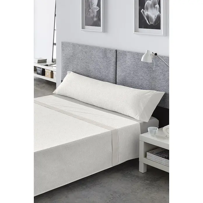 Juego de sábanas Pasata Bruno - L x An: 190 x 140 cm, 50 % Algodón - 50 % Poliéster, Beige, 3 pzs. - Juego de cama blanco estampado, que incluye funda nórdica y almohada larga, sobre una cama.