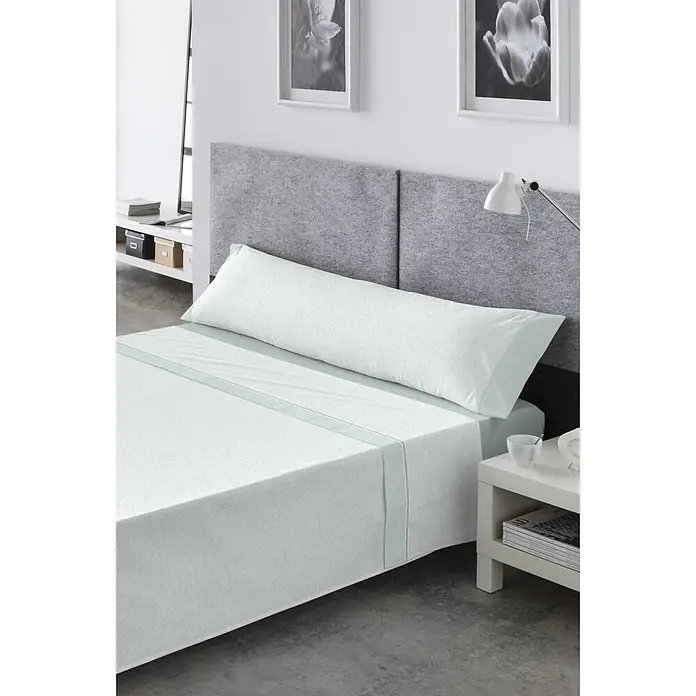 Juego de sábanas Pasata Bruno - L x An: 190 x 140 cm, 50 % Algodón - 50 % Poliéster, Menta, 3 pzs. - Juego de ropa de cama blanca con sutil patrón geométrico verde claro, incluyendo sábana y funda de almohada larga, sobre una cama.