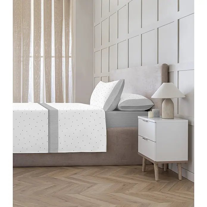 Juego de sábanas Kabely Panda - L x An: 190 x 90 cm, 50 % Algodón - 50 % Poliéster, Gris, 3 pzs. - Juego de cama blanco con pequeños motivos negros y rayas grises sobre una cama en un dormitorio luminoso.
