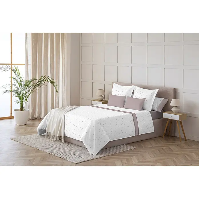 Juego de sábanas Kabely Panda - L x An: 190 x 140 cm, 50 % Algodón - 50 % Poliéster, Burdeos, 3 pzs. - Juego de cama blanco con pequeños puntos negros y rayas rojas, elegantemente dispuesto sobre una cama en un dormitorio luminoso.