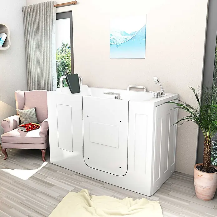 AcquaVapore Badewanne Fertigdusche S07-B-L - 140 x 76 cm, Acryl, Weiß - Weiße begehbare Badewanne mit Seitentür, Duschkopf und Haltegriffen, in einem hellen Raum mit Sessel und Pflanze.