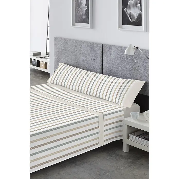 Juego de sábanas Pasata Lionel - L x An: 190 x 90 cm, 50 % Algodón - 50 % Poliéster, Lino, 3 pzs. - Juego de ropa de cama a rayas blancas, beiges, verdes y marrones con detalles de líneas discontinuas, en una cama moderna.
