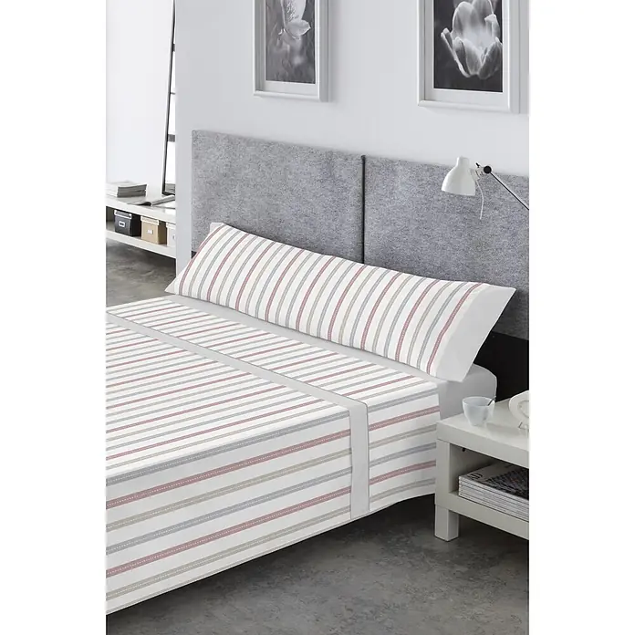 Juego de sábanas Pasata Lionel - L x An: 190 x 90 cm, 50 % Algodón - 50 % Poliéster, Gris, 3 pzs. - Juego de sábanas a rayas rojas, grises y beis con líneas blancas discontinuas en una cama.
