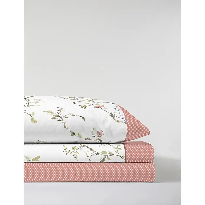 Juego de sábanas Pasata Doris - L x An: 190 x 150 cm, 50 % Algodón - 50 % Poliéster, Coral, 4 pzs. - Ropa de cama blanca apilada: almohada y dos artículos plegados. Patrón floral de enredaderas con hojas verdes y flores, más detalles de lunares coral.