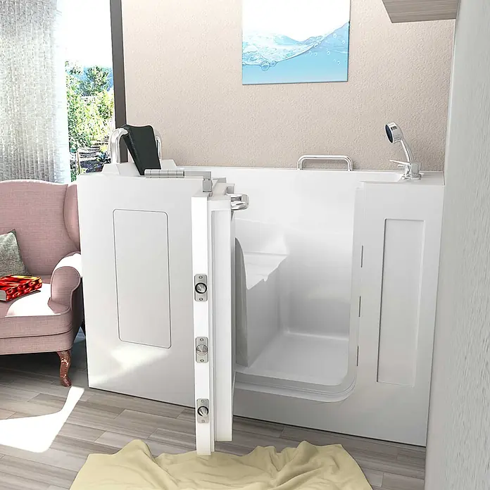 AcquaVapore Badewanne Fertigdusche S07-C-L - 140 x 76 cm, Acryl, Weiß - Weißer begehbarer Badewanne mit offener Tür, zeigt den zugänglichen Innenraum in einem Zimmer.
