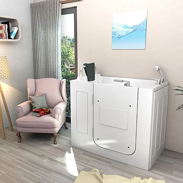AcquaVapore Badewanne Fertigdusche S08-B-L - 110 x 68 cm, Acryl, Weiß - Eine weiße begehbare Badewanne mit seitlicher Tür, integriertem Sitz und Duschkopf, in einem gemütlichen Wohnraum.