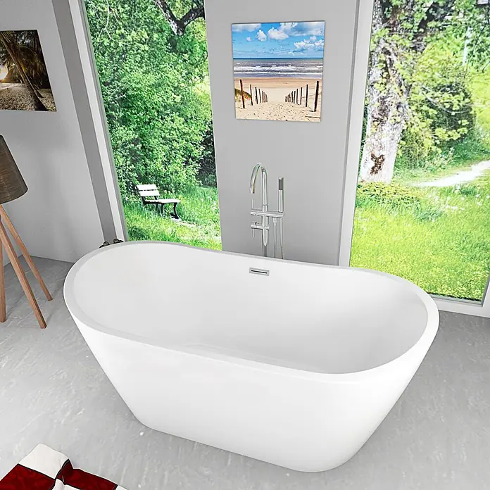 AcquaVapore Freistehende Badewanne Fertigdusche F03-180-AF04 - L x B: 180 x 80 cm, Acryl, Weiß - Eine weiße, freistehende Badewanne in modernem Design in einem Badezimmer mit Fensterblick.