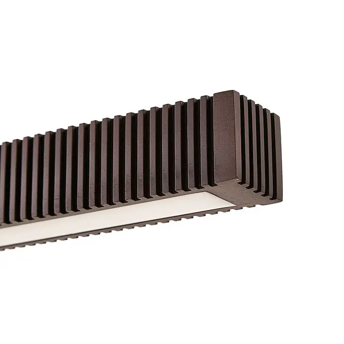 Lucande Pendelleuchte Emara - L x B x H: 115 x 10 x 5 cm, Holz dunkel, eiche dunkel, Schwarz, weiß - Dunkelbraune gerippte lineare LED-Pendelleuchte mit weißem Diffusor.