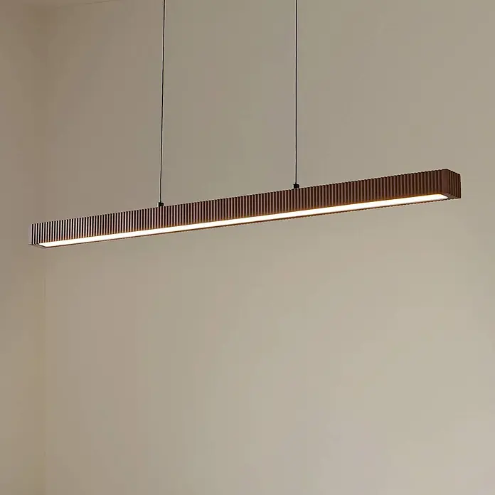 Lucande Pendelleuchte Emara - L x B x H: 115 x 10 x 5 cm, Holz dunkel, eiche dunkel, Schwarz, weiß - Lange braune Lamellen-Pendelleuchte, aufgehängt an zwei Schnüren, mit warmweißem Licht.