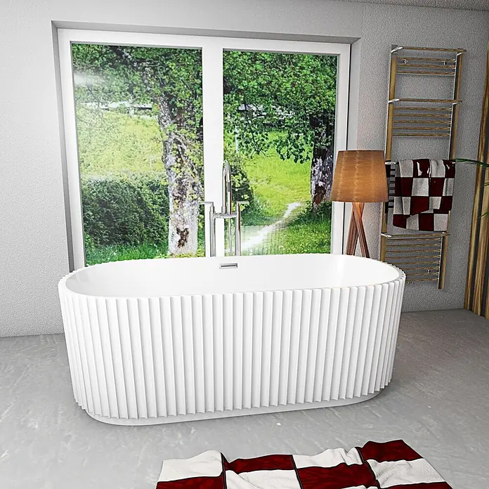 AcquaVapore Freistehende Badewanne Fertigdusche F08-170-AF03 - L x B: 170 x 80 cm, Acryl, Weiß - Weiße, gerippte freistehende Badewanne in einem modernen Badezimmer am großen Fenster.