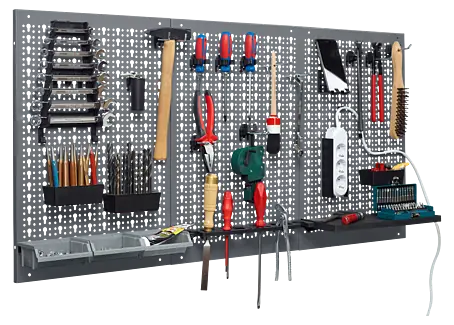 Graue Metall-Lochwand mit verschiedenen Werkzeugen und Zubehör für die Werkstattorganisation.