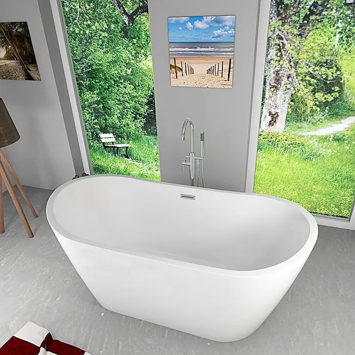 AcquaVapore Freistehende Badewanne Fertigdusche F03-180-AF02 - L x B: 180 x 80 cm, Acryl, Weiß - Weiße freistehende Badewanne in einem modernen Badezimmer mit großen Fenstern und Blick auf eine grüne Landschaft.