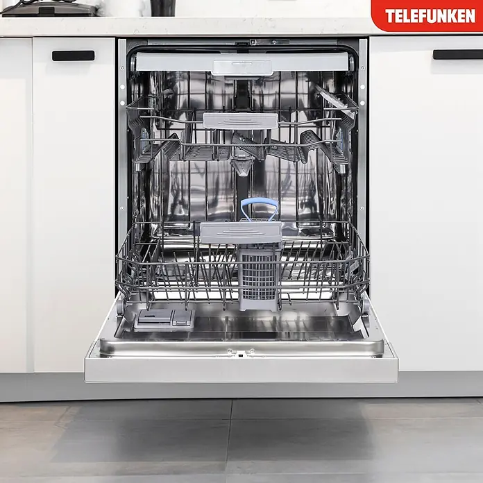 Telefunken Einbaugeschirrspüler GET6014AI - Anzahl Maßgedecke: 14 Stk., Teilintegriert - Offene Spülmaschine in einer modernen Küche mit Edelstahl-Innenraum, grauen Körben und blauem Oberkorb-Griff.