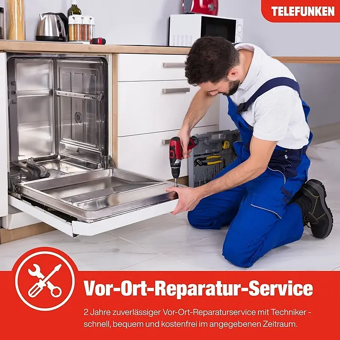 Telefunken Einbaugeschirrspüler GET6014AI - Anzahl Maßgedecke: 14 Stk., Teilintegriert - Ein Techniker in blauer Arbeitskleidung repariert einen Geschirrspüler in einer modernen Küche, symbolisiert Vor-Ort-Reparaturservice.