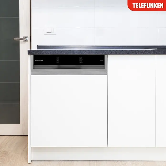Telefunken Einbaugeschirrspüler GET6014AI - Anzahl Maßgedecke: 14 Stk., Teilintegriert - Telefunken Einbaugeschirrspüler mit schwarzem Bedienfeld und silberner Blende, integriert in weiße Küchenschränke.