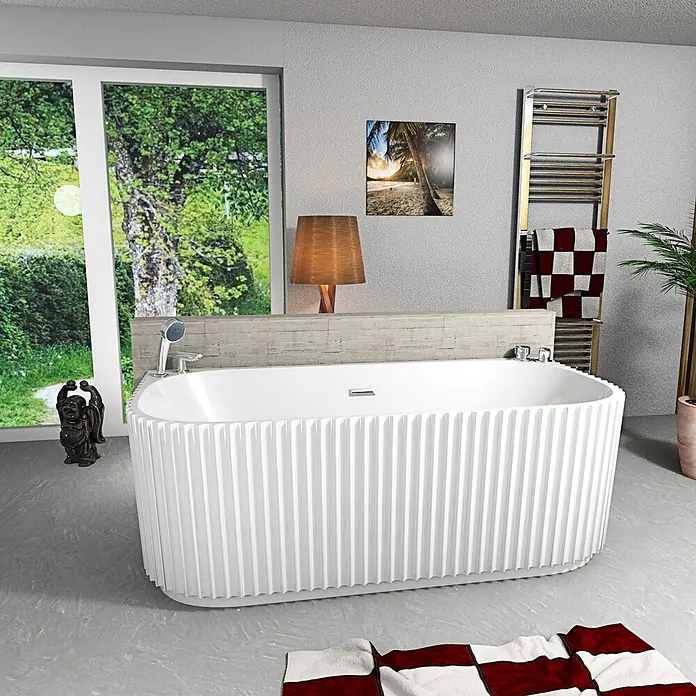AcquaVapore Freistehende Badewanne Fertigdusche F07-170-K - L x B: 170 x 80 cm, Acryl, Weiß - Weiße freistehende Badewanne mit geriffelter Außenseite, in einem modernen Bad mit großem Fenster.