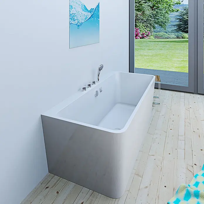 AcquaVapore Freistehende Badewanne Fertigdusche F05-170-K - L x B: 170 x 80 cm, Acryl, Weiß - Eine elegante, weiße moderne Badewanne mit integrierten Bedienelementen und Duschkopf, platziert in einem hellen Badezimmer neben einem großen Fenster.