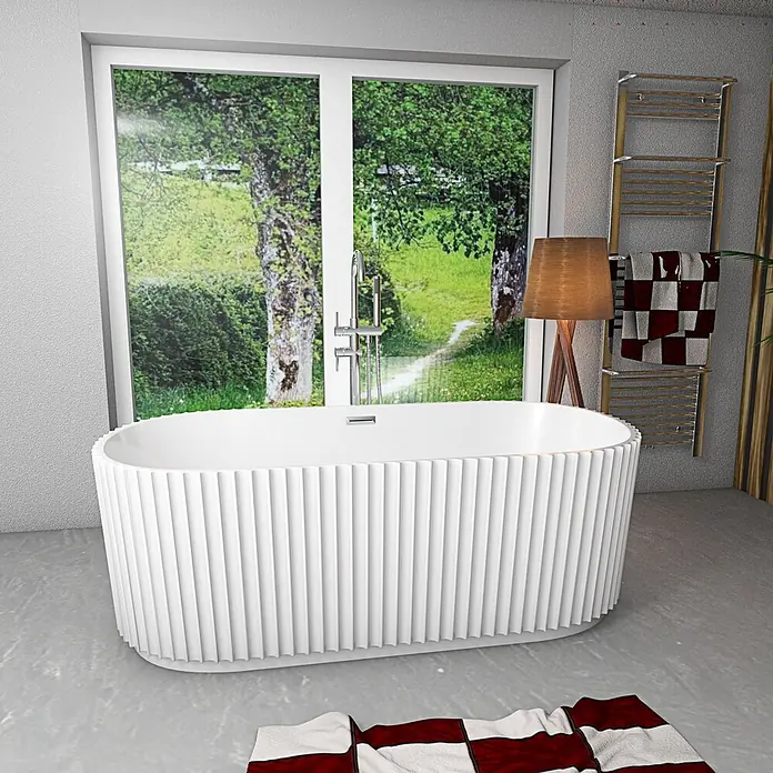 AcquaVapore Freistehende Badewanne Fertigdusche F08-170-AF04 - L x B: 170 x 80 cm, Acryl, Weiß - Weiß geriffelte freistehende Badewanne in einem modernen Badezimmer mit Blick auf eine grüne Landschaft.