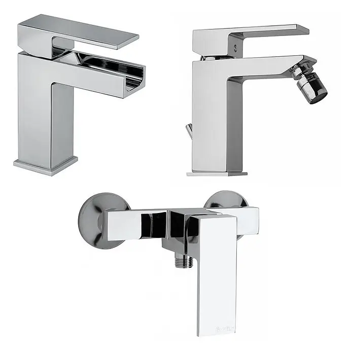 Kiamami Valentina Badewannenarmatur - Silber - Drei moderne Chrom-Armaturen: ein Waschtischmischer mit Wasserfallauslauf, ein Bidetmischer und ein Duschmischer.