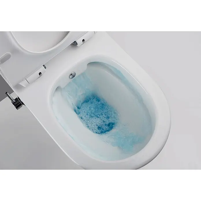 Glasdeals Wand-Dusch-WC TAHARET - Spülrandlos, Spülform: Tief, WC Abgang: Waagerecht, Weiß - Weiße Keramik-Toilettenschüssel spült mit blauem Wasser.