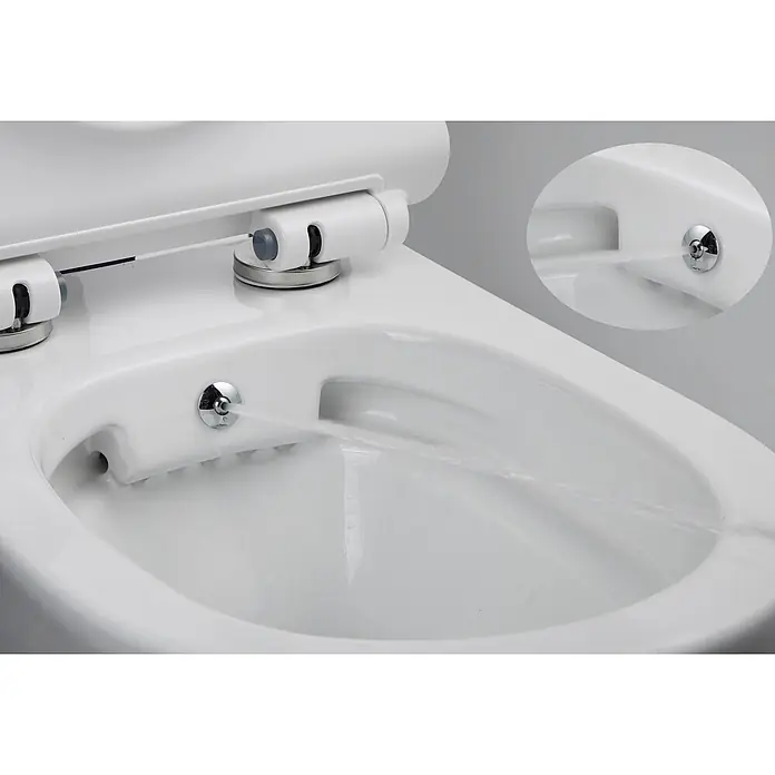 Glasdeals Wand-Dusch-WC TAHARET - Spülrandlos, Spülform: Tief, WC Abgang: Waagerecht, Weiß - Weißer Keramik-Toilettensitz mit integriertem Bidet, aus dessen Chromdüse Wasser in die Schüssel sprüht.