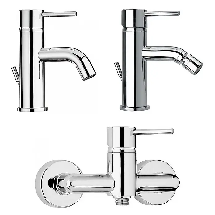 Kiamami Valentina Badewannenarmatur - Silber - Set aus drei verchromten Badarmaturen: ein Waschtischmischer, ein Bidetmischer und ein wandmontiertes Eckventil.