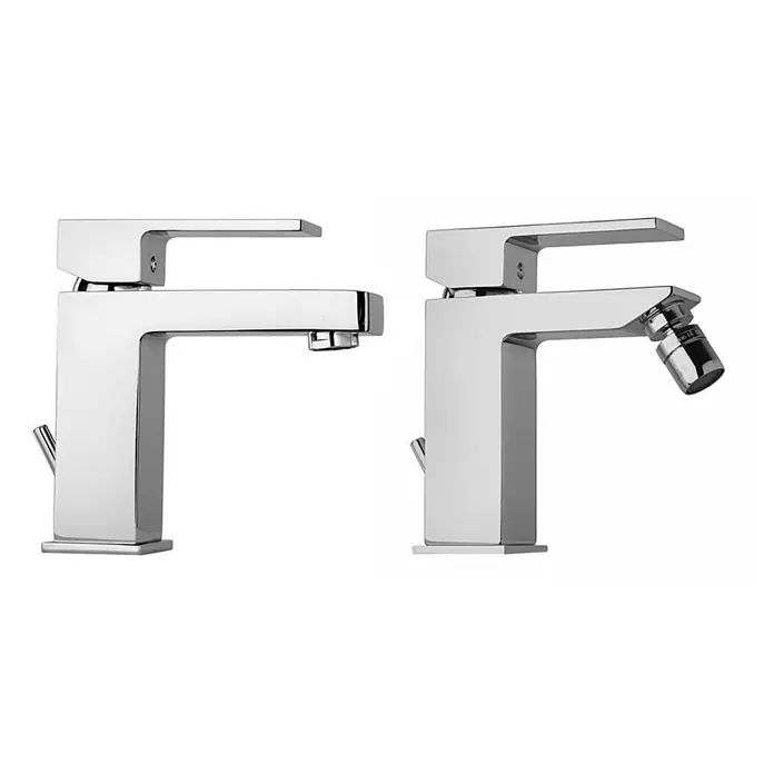 Kiamami Valentina Badewannenarmatur - Silber - Zwei verchromte, moderne Badarmaturen. Eine mit Standard-Belüfter, die andere mit Bidet-Duschkopf.