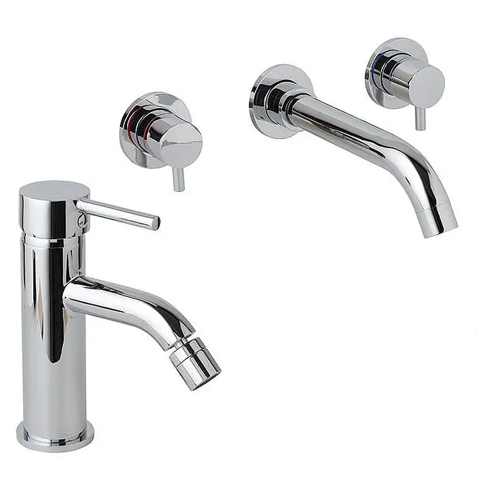 Kiamami Valentina Badewannenarmatur - Silber - Zwei moderne, verchromte Armaturen-Sets: ein Bidet-Mischer und ein wandmontierter Waschtischmischer mit separaten Bedienelementen.