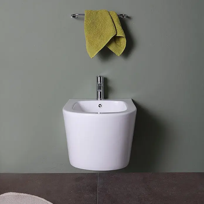 Kiamami Valentina Wand-WC-Kombination - Spülrandlos, WC Abgang: Senkrecht, Weiß - Weißes wandhängendes Keramik-Bidet mit Chromarmatur.